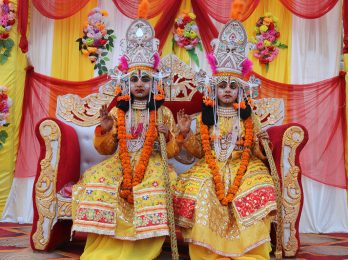 जनकपुरधाममा मङ्गलबारदेखि सुरु भएको सप्ताहव्यापी श्री सीताराम विवाहपञ्चमी महामहोत्सवमा राम लक्ष्मणको भेषमा सजिएका कलाकार । तस्बिरः चन्दन ठाकुर÷रासस