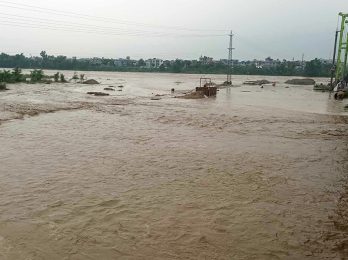 दमकको रतुवा नदीमा आएको बाढीले डुबानमा परेका  निर्माण उपकरणहरु । सोमबार बिहान नदीमा आएको बाढीले पुल निर्माणमा प्रयोग भईरहेको तीन वटा ठुला उपकरण डुबानमा परेको छ । तस्बिर ः  यज्ञराज आङदेम्बे / रासस