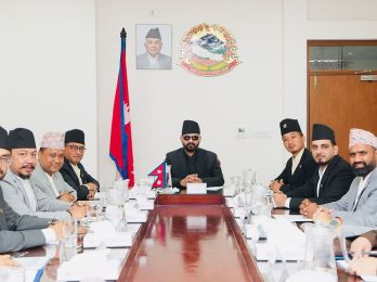 मन्त्रिपरिषद्को बैठक
काठमाडौँ, १३ चैतः
नवनियुक्त प्रधानमन्त्री बालेन्द्र शाह शुक्रबार सिंहदरबारस्थित प्रधानमन्त्री तथा मन्त्रिपरिषद्काे कार्यालयमा पदभार ग्रहणपश्चात् बसेको मन्त्रिपरिषद्को बैठक । तस्बिर सौजन्य : प्रधानमन्त्रीको सचिवालय / रासस