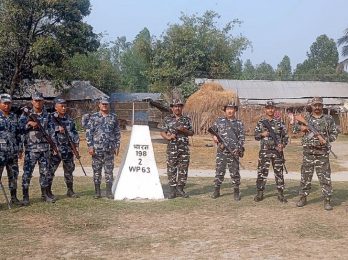 सीमा क्षेत्रमा संयुक्त गस्ती
सुनसरी, १९ फागुनः
सुनसरीको कोशी गाउँपालिका-१ स्थित लौकही सीमा नाका क्षेत्रमा संयुक्त गस्ती गर्दै सशस्त्र प्रहरी र भारतीय एसएसबी बल । निर्वाचन सुरक्षालाई मध्यनजर गर्दै फागुन १८ गते राति १२ बजेदेखि फागुन २१ गते राति १२ बजेसम्मका लागि जिल्लास्थित सीमा नाकाहरु बन्द गरिएको छ । तस्बिरः नवीन गड्तौला/रासस