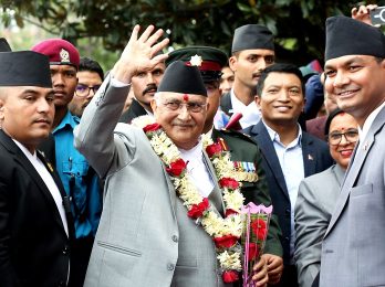 नवनियुक्त प्रधानमन्त्री ओलीलाई स्वागत
काठमाडौँ, ३१ असार ः नवनियुक्त प्रधानमन्त्री केपी शर्मा ओलीलाई सिंहदरबारस्थित प्रधानमन्त्री तथा मन्त्रिपरिषद्को कार्यालयमा स्वागत। तस्बिर ः रत्न श्रेष्ठ÷रासस