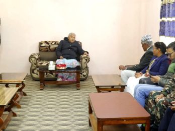 प्रधानमन्त्री सुशीला कार्की बिहीबार सोलुखुम्बु जिल्लामा निर्वाचन तयारीसम्बन्धी विभिन्न निकायका प्रमुखहरुसँग जानकारी लिनुहुँदै । तस्बिर सौजन्यः प्रधानमन्त्रीको सचिवालय/रासस