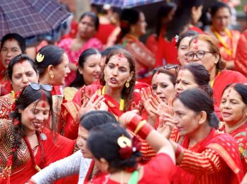 हरितालिका तीज पर्वका अवसरमा आज काठमाडौँको पशुपतिमा नाचगान गर्दै भक्तजन । तस्बिरःप्रदीपराज वन्त÷रासस